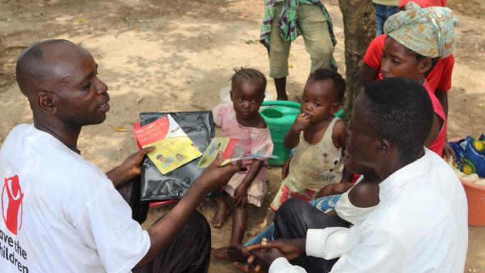 Bosco Tsongo fait du porte-à-porte pour sensibiliser les communautés à Mangina contre l'Ebola.